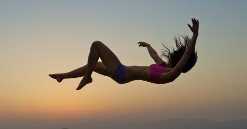 Mơ thấy rơi từ trên cao xuống đánh con gì? Điềm báo ra sao?