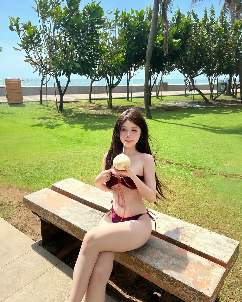 gái xinh bikini đi biển