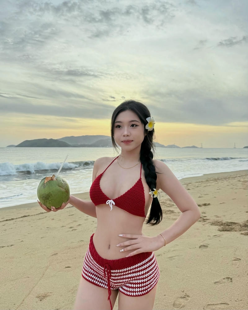 gái xinh bikinimauf đỏ
