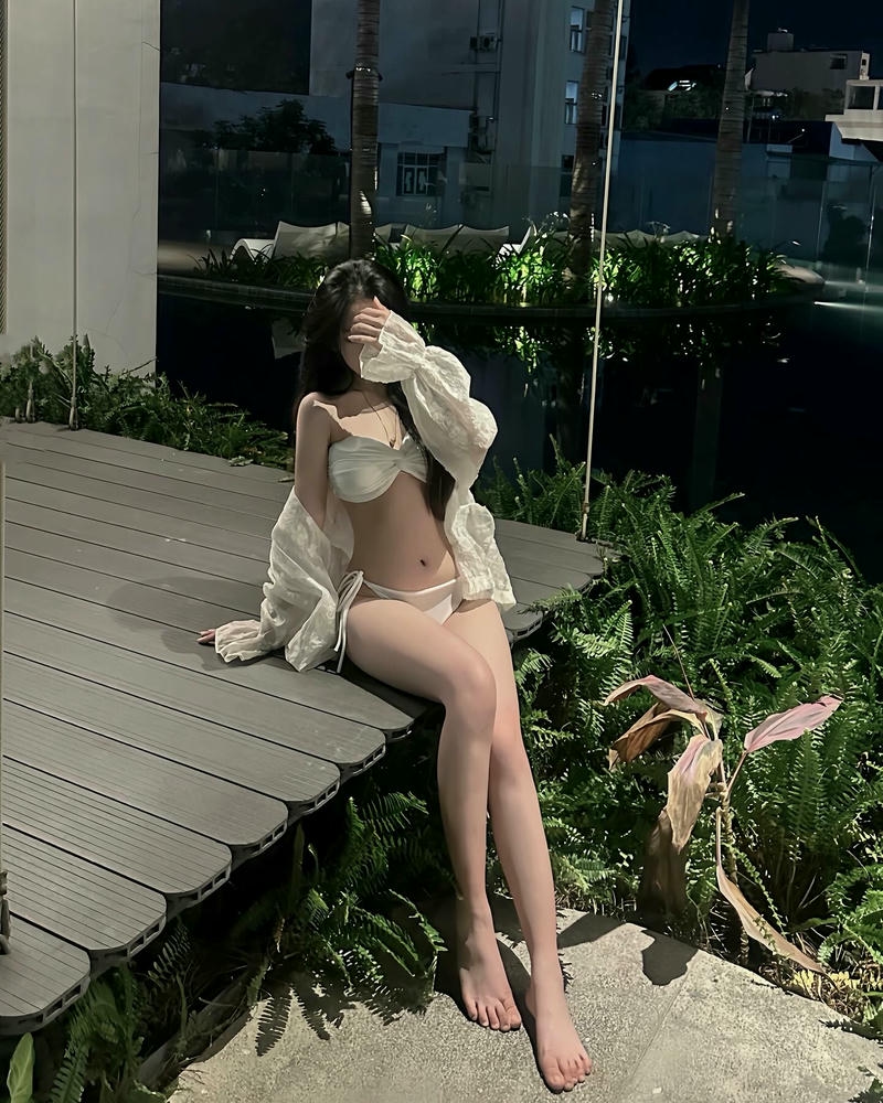 gái xinh che mặt bằng tay