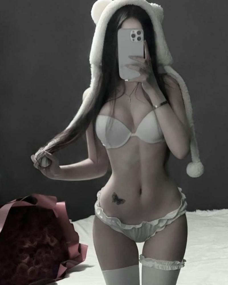 gái xinh che mặt xăm eo