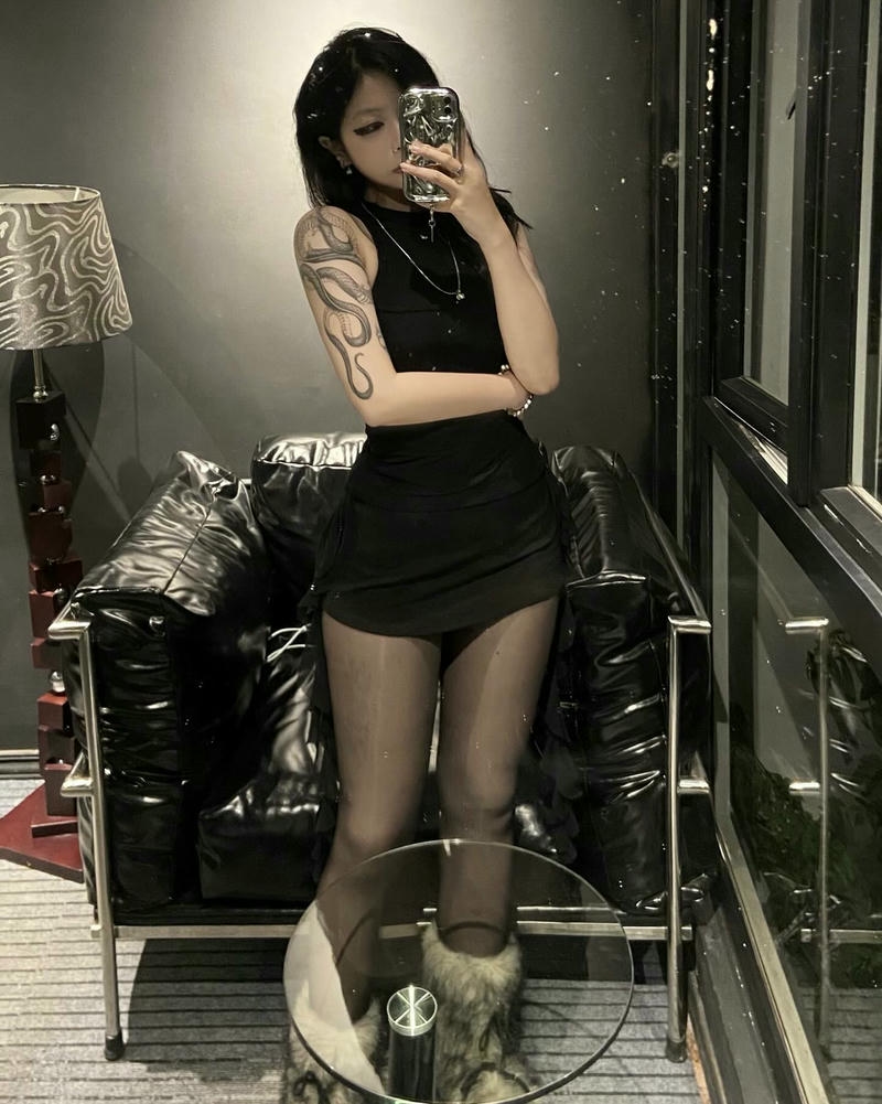 gái xinh che mặt xăm mình