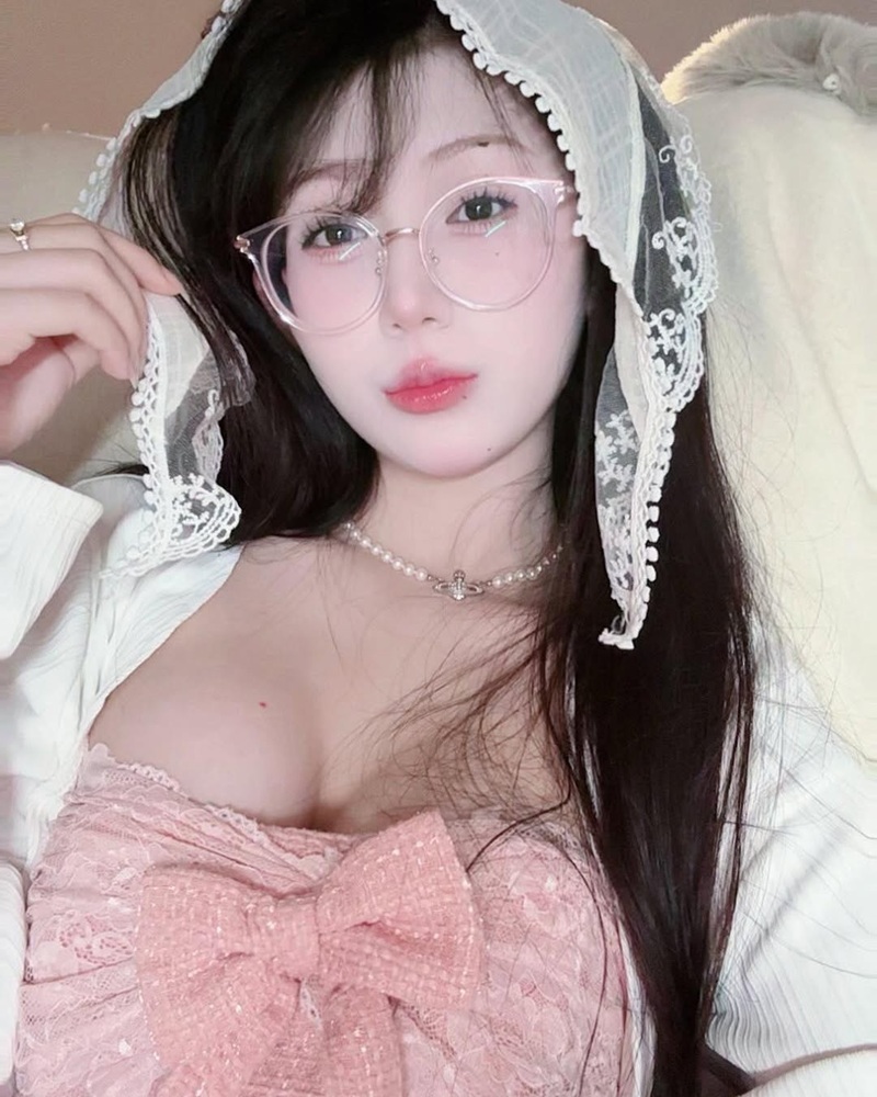 gái xinh đeo kính bánh bèo