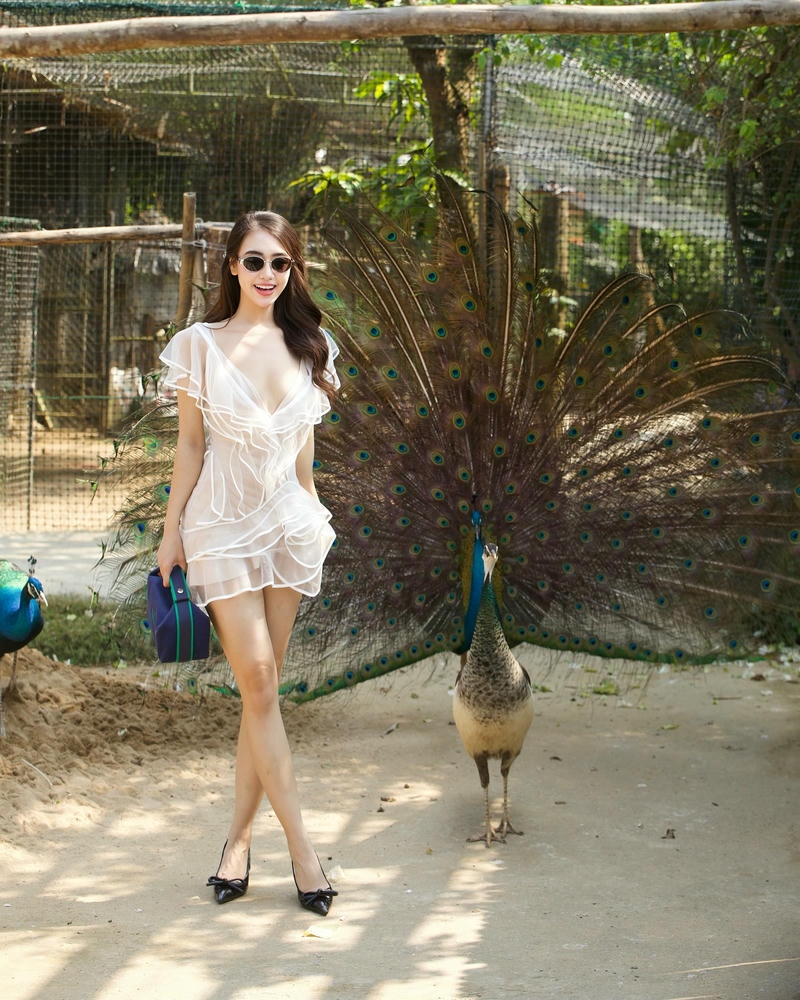 gái xinh đeo kính chụp ảnh cùng công