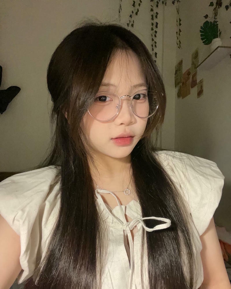 gái xinh đeo kính cute tóc dài
