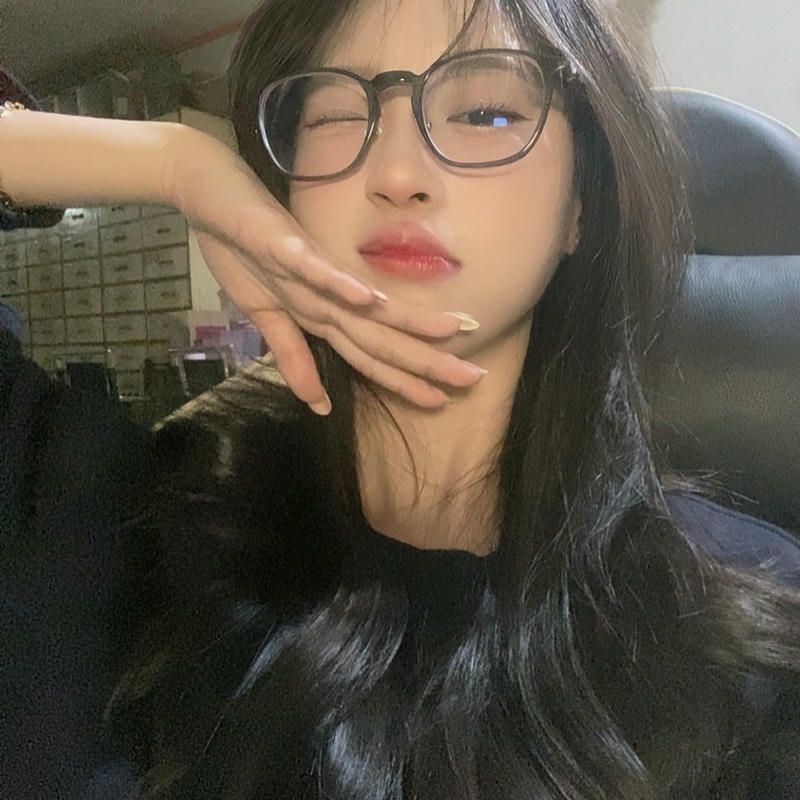 gái xinh đeo kính cute