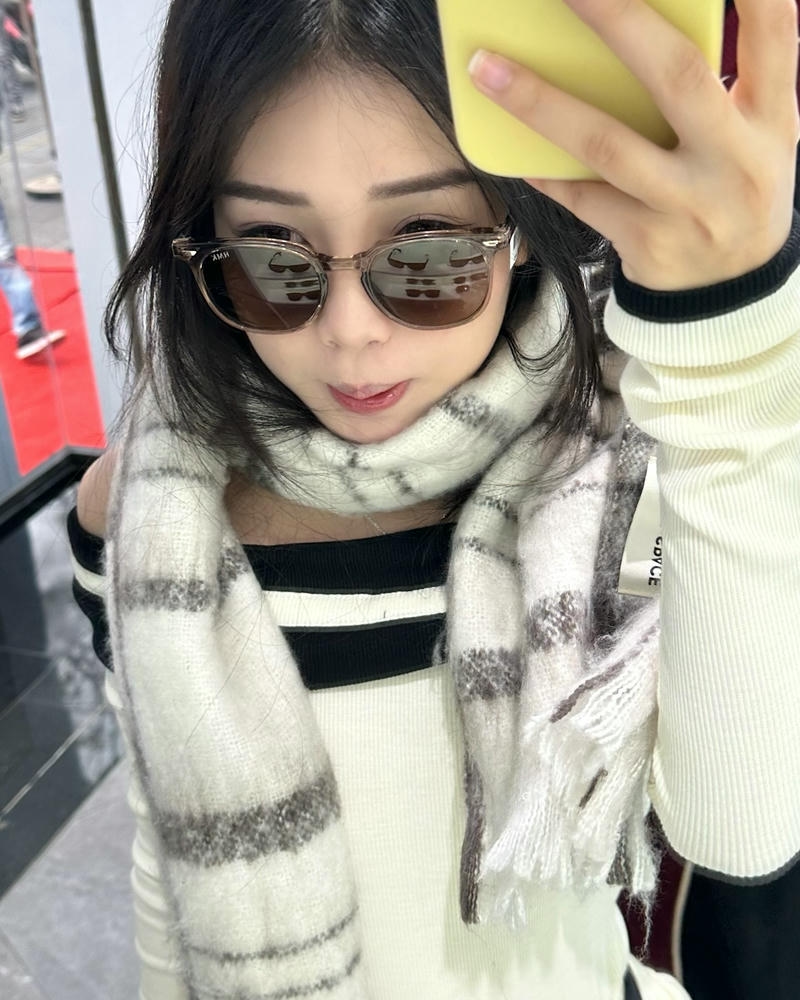 gái xinh đeo kính dâm nâu
