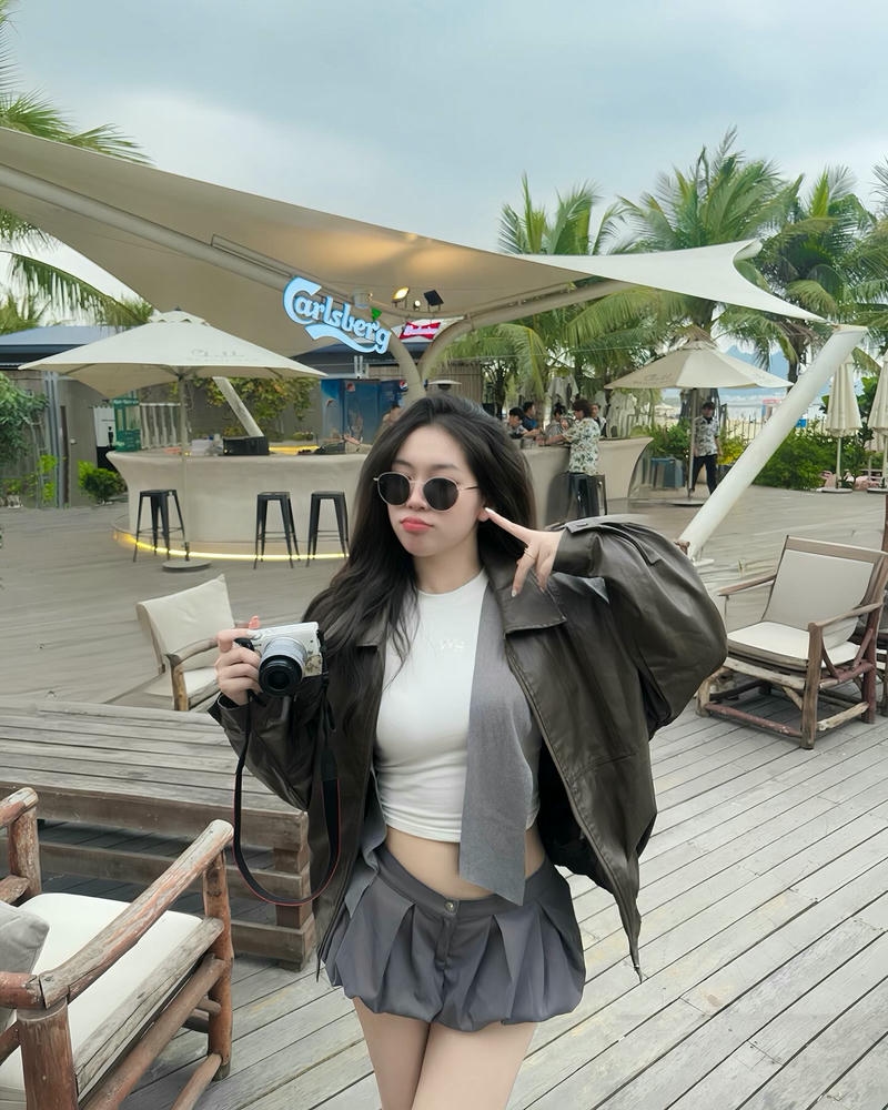 gái xinh đeo kính dâm