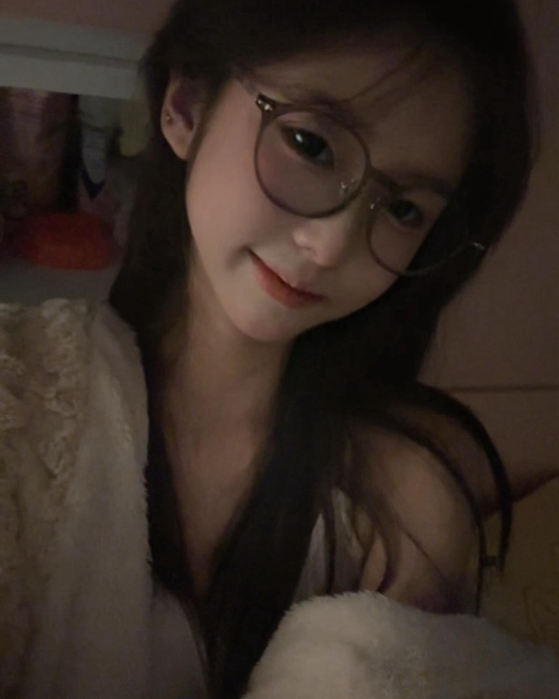 gái xinh đeo kính đáng yêu