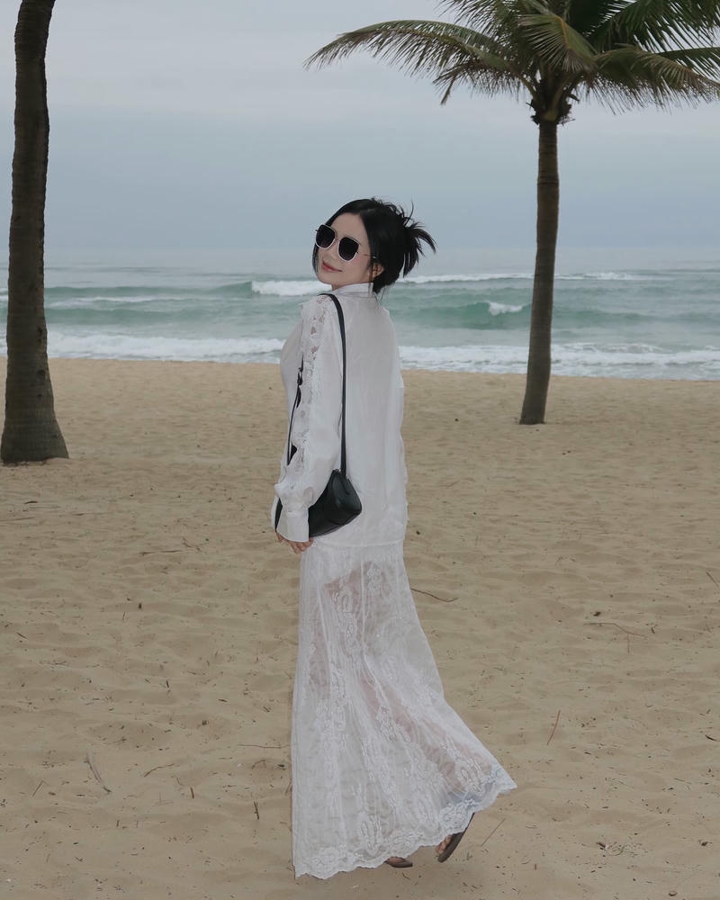 gái xinh đeo kính đi biển