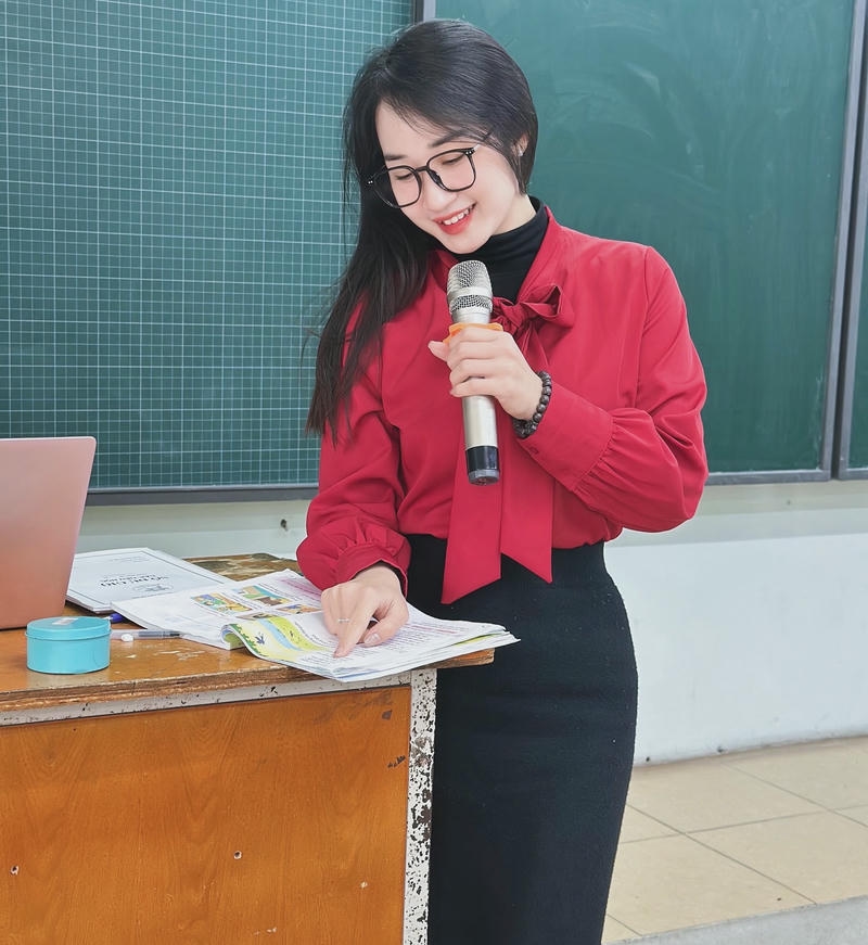 gái xinh đeo kính đi dậy