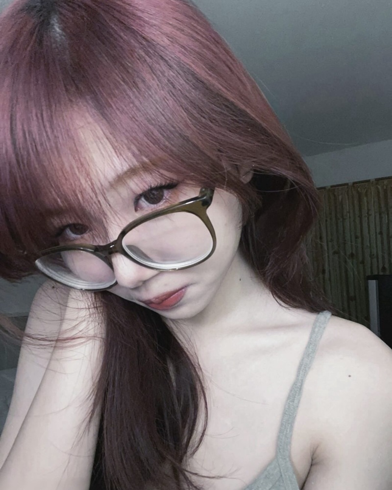 gái xinh đeo kính nhuộm tóc