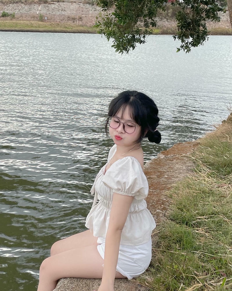 gái xinh đeo kính siêu cute