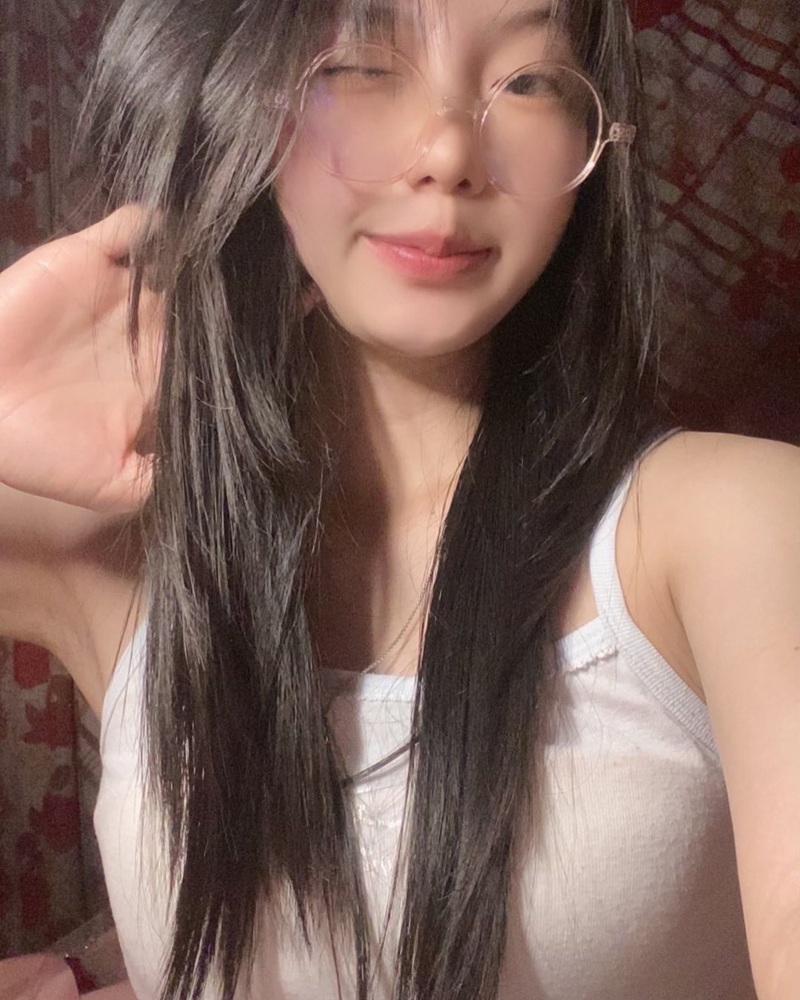 gái xinh đeo kính tóc dài