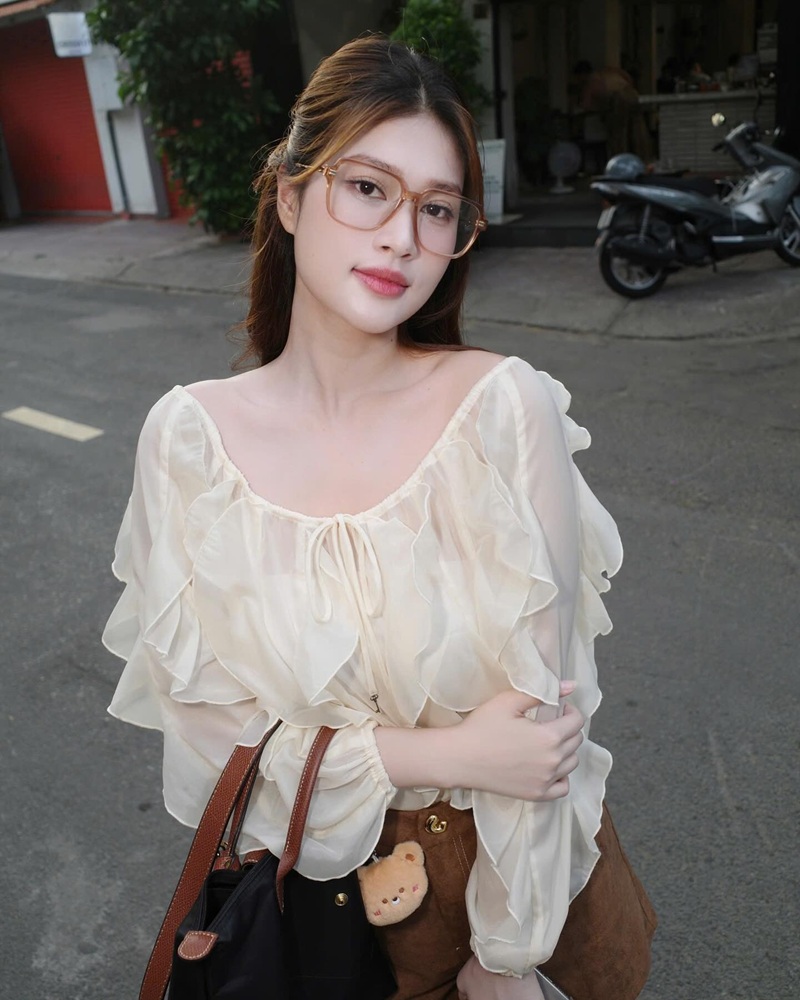 gái xinh đeo kính trắng