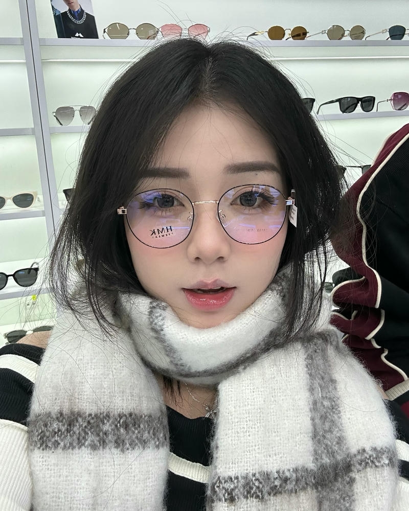 gái xinh đeo kính tròn