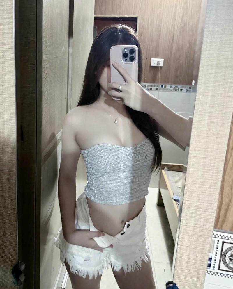 gái xinh khoe ngực che mặt