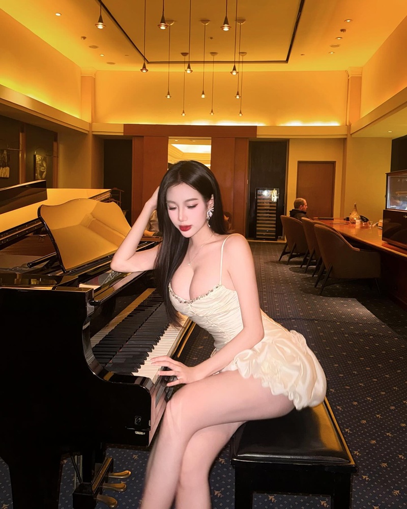 gái xinh khoe ngực mặc váy ngắn