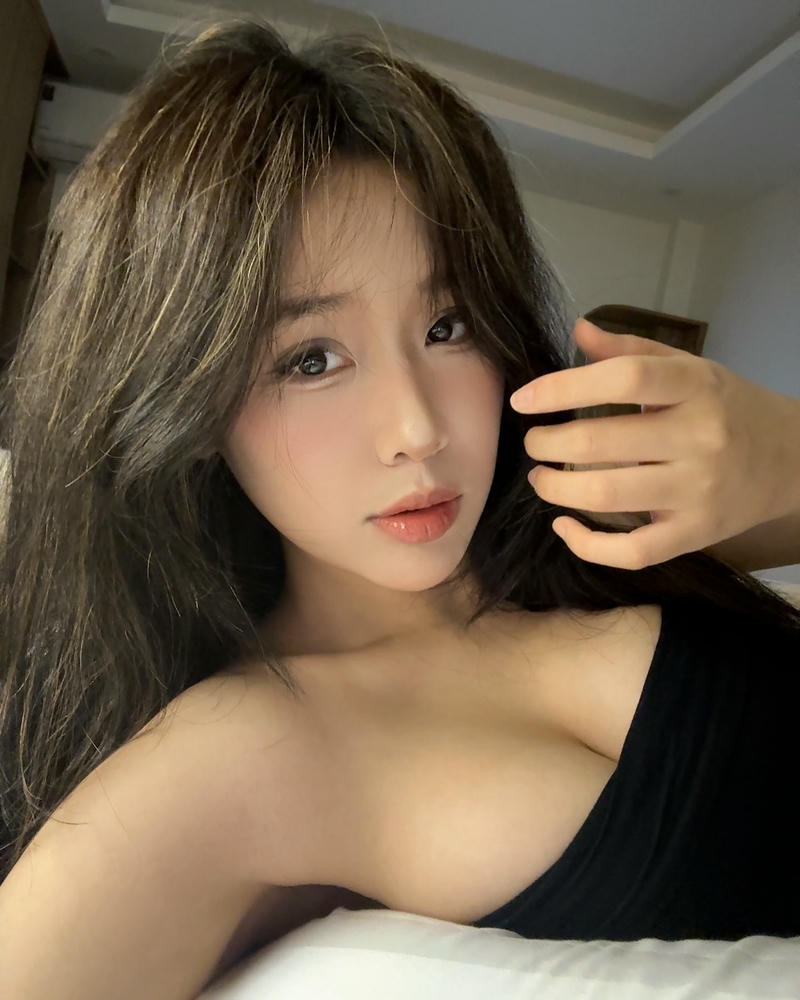 gái xinh khoe ngực tóc dài